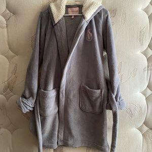 ✨VS SHORT HOODED ROBE✨